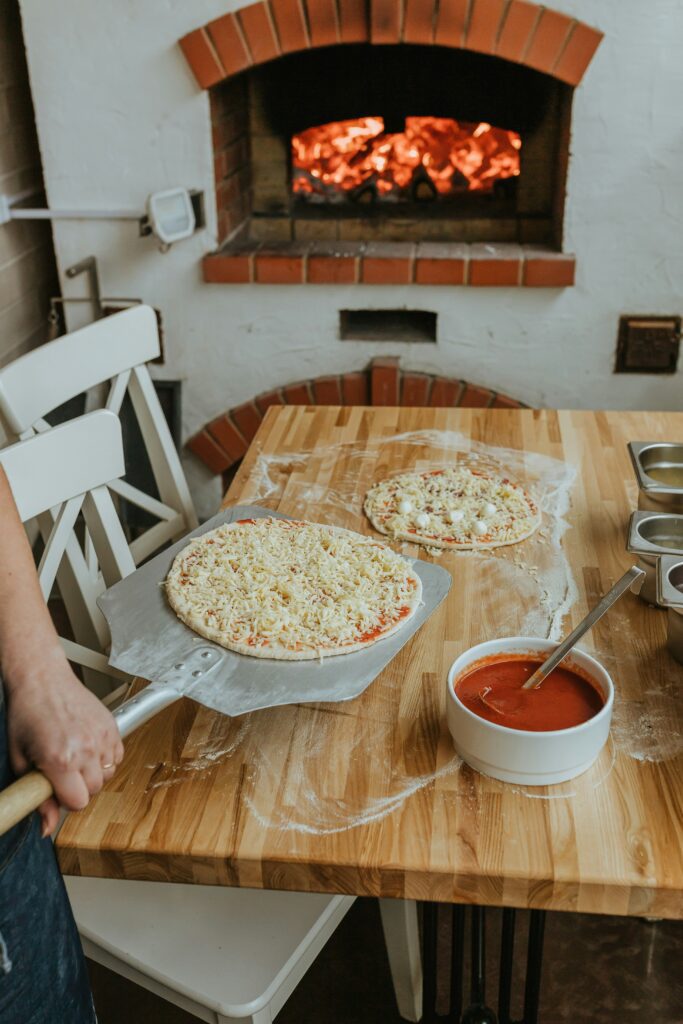 Descubra a história e os segredos por trás da icônica Pizza 4 Queijos e aprenda a prepará-la em casa!